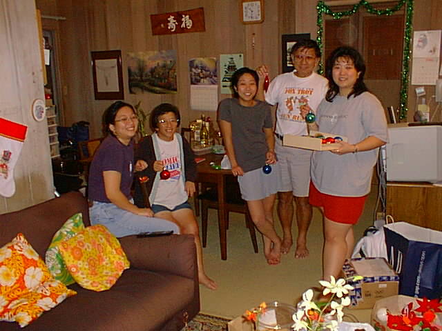 Cheryl's family ready to decorate tree