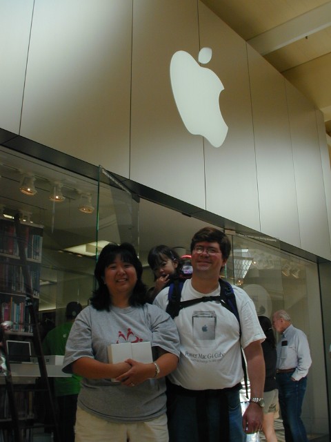 Apple Store in Manhattan Village Mall